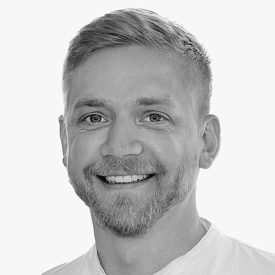 [Translate to Deutsch:] Portraitbild des Referenten in schwarz-weiß, Johannes Scherg