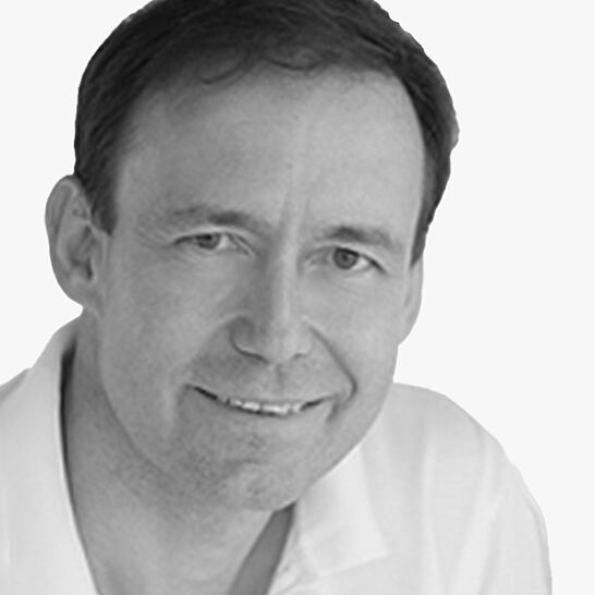 [Translate to Deutsch:] Portraitbild des Referenten in schwarz-weiß, Dr. Pertl