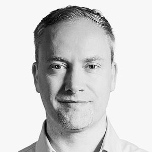 [Translate to Deutsch:] Portraitbild des Referenten in schwarz-weiß, Eric Hoffmann