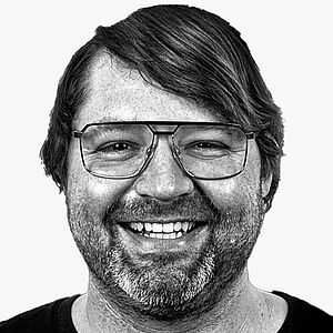 [Translate to Deutsch:] Portraitbild des Referenten in schwarz-weiß, Georg Ostertag