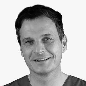 [Translate to Deutsch:] Portraitbild des Referenten in schwarz-weiß, Dr. Markus Sperlich