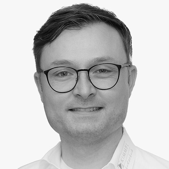 [Translate to Deutsch:] Portraitbild des Referenten in schwarz-weiß, Tobias Löchel