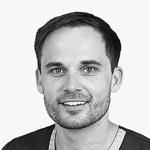 Fortbildung mit Referent Dr. Rammer-Viden | Camlog Veranstaltungen Portraitbild des Referenten in schwarz-weiß, Dr. Rammer-Viden