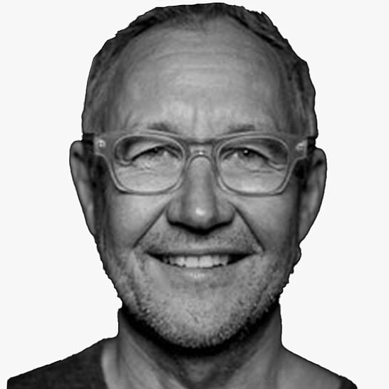 [Translate to Deutsch:] Portraitbild des Referenten in schwarz-weiß, Jörn Lübbers