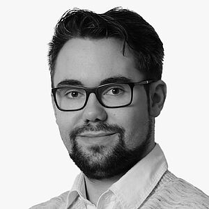 [Translate to Deutsch:] Portraitbild des Referenten in schwarz-weiß, Daniel Kirndörfer