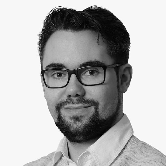 [Translate to Deutsch:] Portraitbild des Referenten in schwarz-weiß, Daniel Kirndörfer