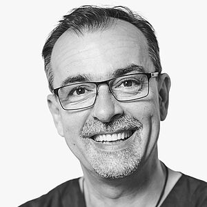 [Translate to Deutsch:] Portraitbild des Referenten in schwarz-weiß, DDr. Gerald Jahl 