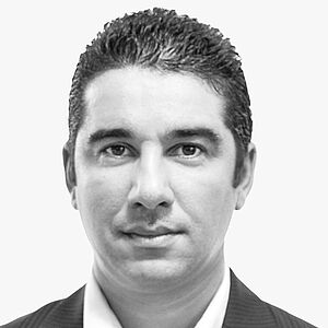 [Translate to Deutsch:] Portraitbild des Referenten in schwarz-weiß, Dr. Redouan Mahou 