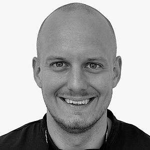 [Translate to Deutsch:] Portraitbild des Referenten in schwarz-weiß, Dr. med. dent. Martin Hartmann