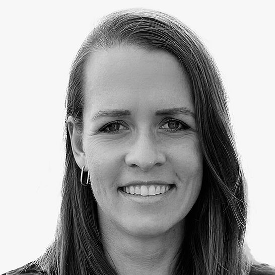 [Translate to Deutsch:] Portraitbild der Referentin in schwarz-weiß, Laura Zimmermann