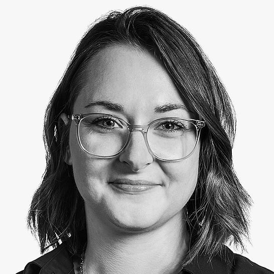 [Translate to Deutsch:] Portraitbild des Referenten in schwarz-weiß, Tabea Wiederänders