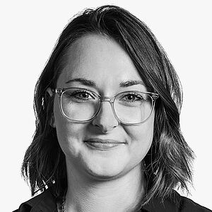 [Translate to Deutsch:] Portraitbild des Referenten in schwarz-weiß, Tabea Wiederänders