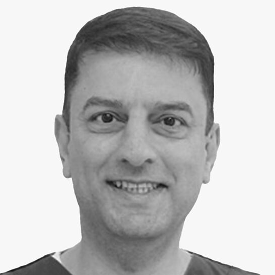 [Translate to Deutsch:] Portraitbild des Referenten in schwarz-weiß, Dr. Parvini