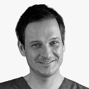 [Translate to Deutsch:] Portraitbild des Referenten in schwarz-weiß, Dr. Mathias Sperlich