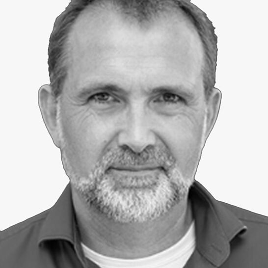 [Translate to Deutsch:] Portraitbild des Referenten in schwarz-weiß, Martin Permantier