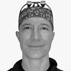 [Translate to Deutsch:] Portraitbild des Referenten in schwarz-weiß, Dr. med. dent. Daniel Seidel