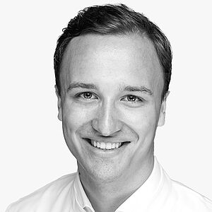 [Translate to Deutsch:] Portraitbild des Referenten in schwarz-weiß, Dr. Moritz Benedikt Schlenz