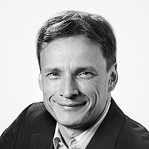 [Translate to Deutsch:] Portraitbild des Referenten in schwarz-weiß, Dr. Stiller