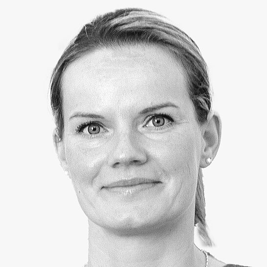 [Translate to Deutsch:] Portraitbild der Referentin in schwarz-weiß, Dr. med. dent. Andrea Seifert
