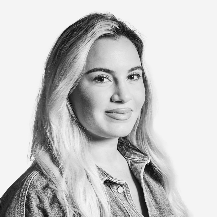 Mitarbeiterin Cansu Dindar | Camlog Kundenservice Portraitbild Mitarbeiterin Kundenservice in schwarz-weiß, Cansu Dindar